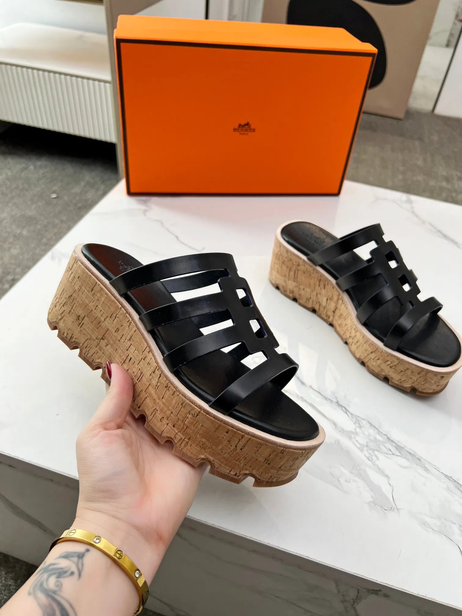 👟👟Ex-factory price 480👟👟 Hermès, upgraded version and workmanship materials. Hermes®🔴The highest version of handmade shoes on the market✨✨ Top product Hermès platform shoes🐎——————————The new model in early spring is the same as the original version, handmade by masters! ❥High-end customization, exclusive products, the highest version in the industry⚠❥Using: Hermers upper: Italian imported cowhide + sheepskin lining (pursuing top walking comfort) ✨～～〰〰〰〰❥ Packing: full set of original packaging━━━━Hermes━━━━━ size: 35-41 (42) customized and non-returnable)